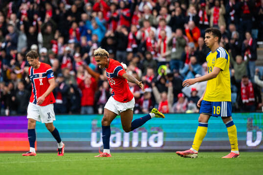 Antonio Nusa of Norway celebrates and Yasin Ayari of Sweden