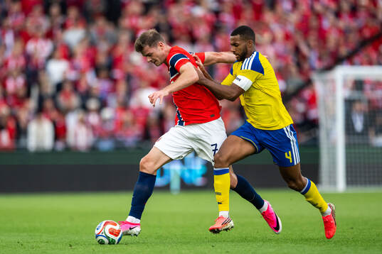 Alexander Sørloth of Norway and Isak Hien of Sweden