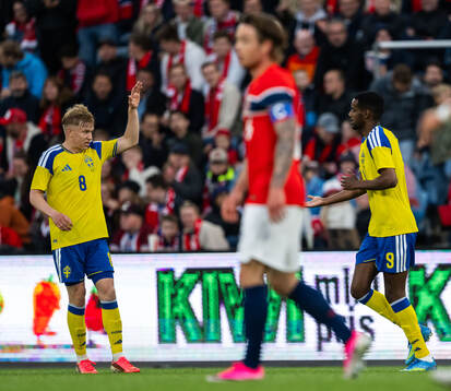 Alexander Isak of Sweden celebrates with Daniel Svensson