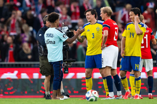 Oscar Bobb of Norway and Victor Nilsson Lindelöf of Sweden