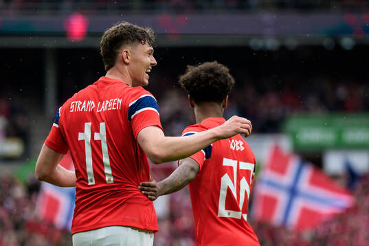 Jørgen Strand Larsen of Norway celebrates with Oscar Bobb