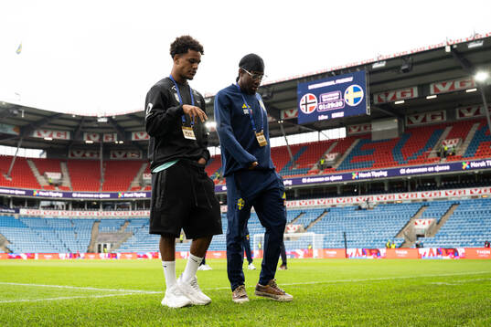 Oscar Bobb of Norway and Anthony Elanga of Sweden