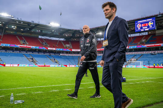 Head coach Ståle Solbakken and press officer Morten