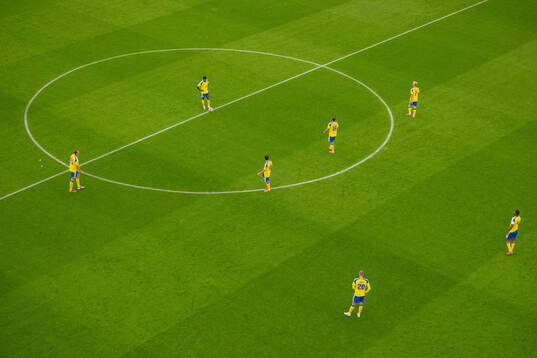 Anthony Elanga and players of Sweden look dejected