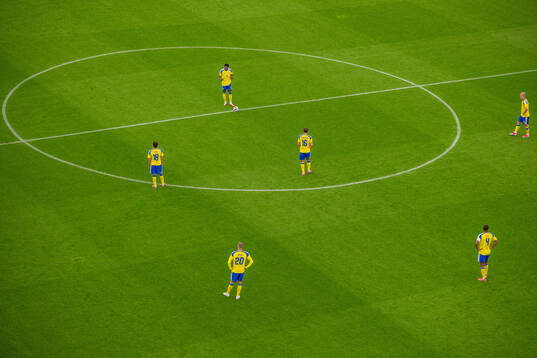 Anthony Elanga and players of Sweden look dejected