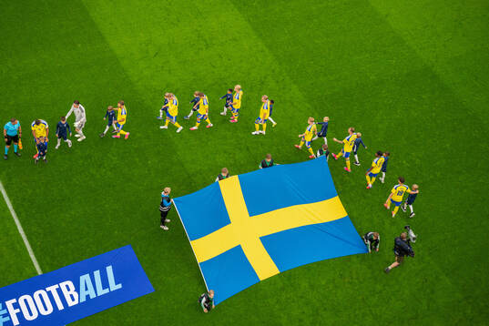 Yasin Ayari and players of Sweden enter the pitch