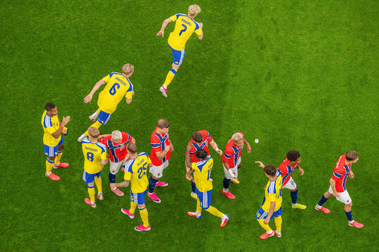 Isak Hien, Alexander Sørloth, Antonio Nusa and players of