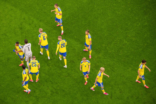 Eric Smith and players of Sweden