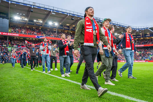 Sander Hurrød and players of the Norwegian national ice