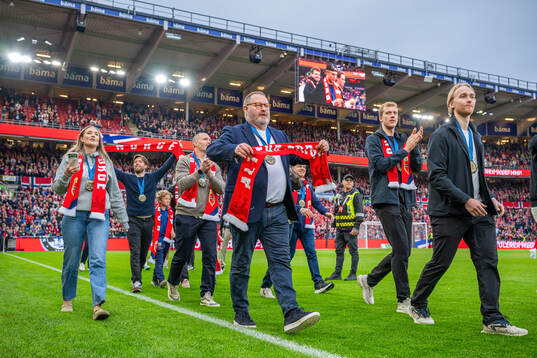 Head coach Petter Thoresen and players of the Norwegian