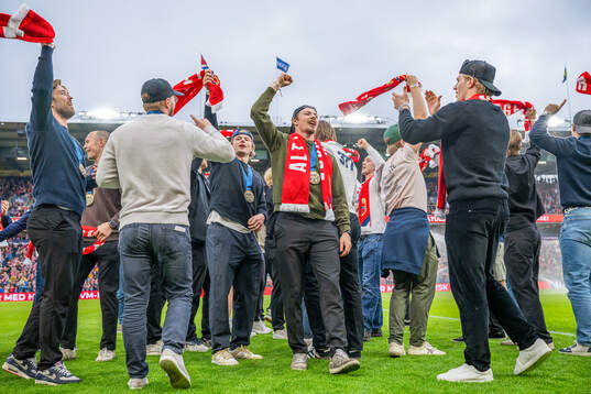 Sander Hurrød and players of the Norwegian national ice