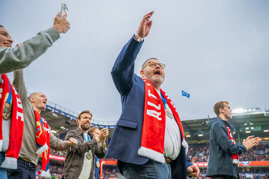 Head coach Petter Thoresen and players of the Norwegian