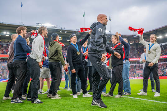 Sander Hurrød and players of the Norwegian national ice