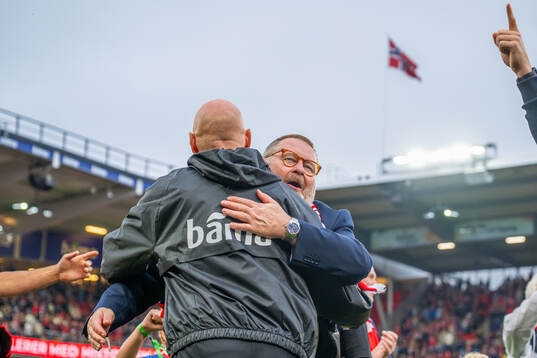 Head coach Petter Thoresen and players of the Norwegian