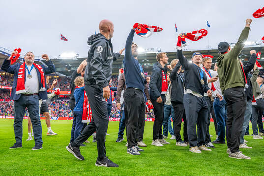 Eirik Salsten and players of the Norwegian national ice