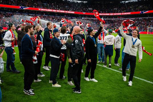 Head coach Ståle Solbakken congratulates the players of