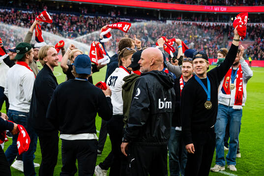 Head coach Ståle Solbakken congratulates the players of