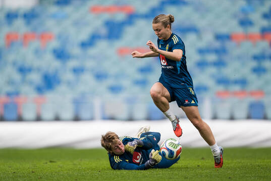 Goalkeeper Moa Edrud and Beata Olsson of the Swedish