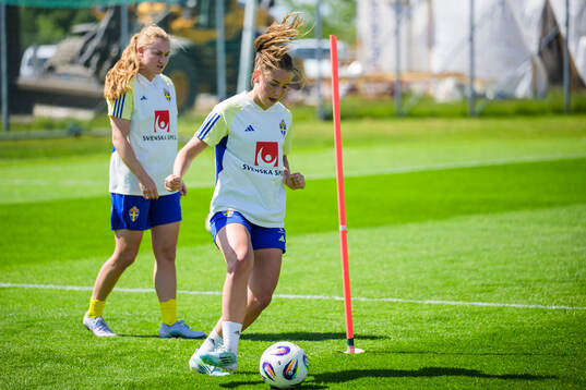 Agnes Mårtensson and Elsa Pelgander of the Swedish women's