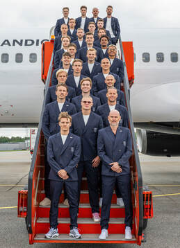 Head coach Ståle Solbakken and players of the Norwegian