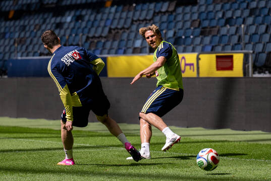 Gabriel Gudmundsson and Carl Starfelt of the Swedish