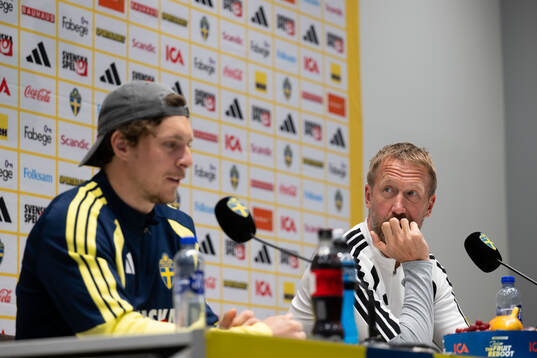 Victor Nilsson Lindelöf and head coach Graham Potter of