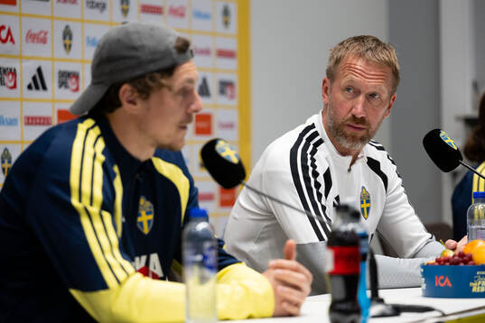 Victor Nilsson Lindelöf and head coach Graham Potter of