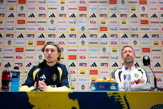 Victor Nilsson Lindelöf and head coach Graham Potter of