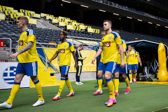 Eric Smith, Anthony Elanga and Gabriel Gudmundsson of the