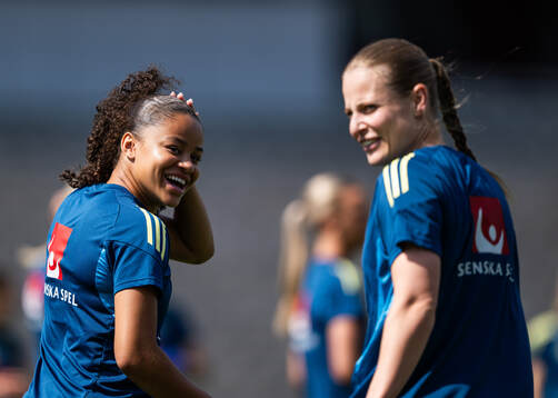 Felicia Schröder and Anna Anvegård of the Swedish women's