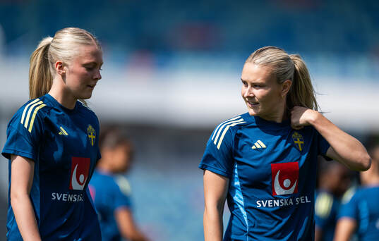 Filippa Andersson of IFK Göteborg with Amanda Nildén at a