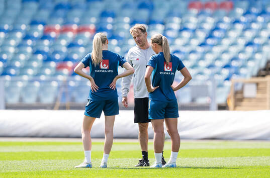 Filippa Andersson and Wilma Lantz of IFK Göteborg talk to