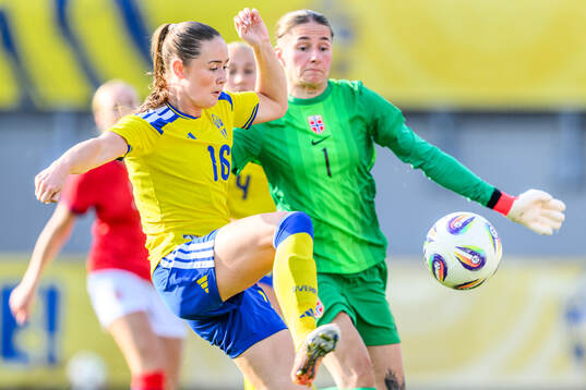 Svea Rehnberg of Sweden and goalkeeper Rugile Rulyte of