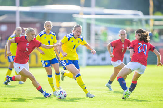 Thea Kyvåg of Norway and Alice Bergström of Sweden and