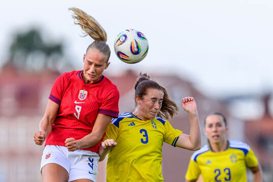 Frøya Brennskag-Dorsin of Norway and Ella Reidy of Sweden