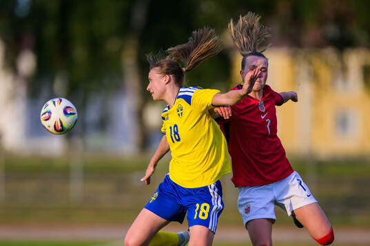 Julia Ragnarsson of Sweden and Emilie Bragstad of Norway