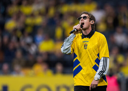 Artist Thomas Stenström performs