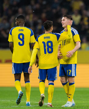 Alexander Isak and Yasin Ayari celebrate with Viktor