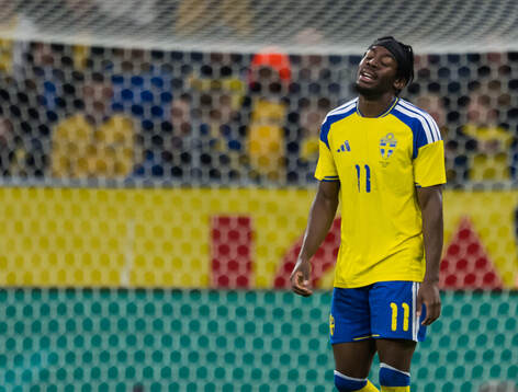 Anthony Elanga of Sweden looks dejected