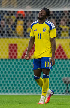 Anthony Elanga of Sweden looks dejected