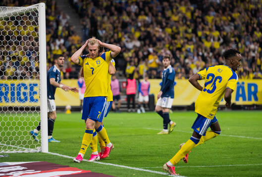 Lucas Bergvall of Sweden looks dejected