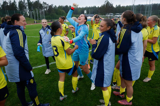 Emilia Redzter celebrates