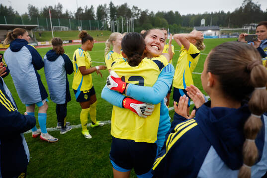 Emilia Redzter celebrates