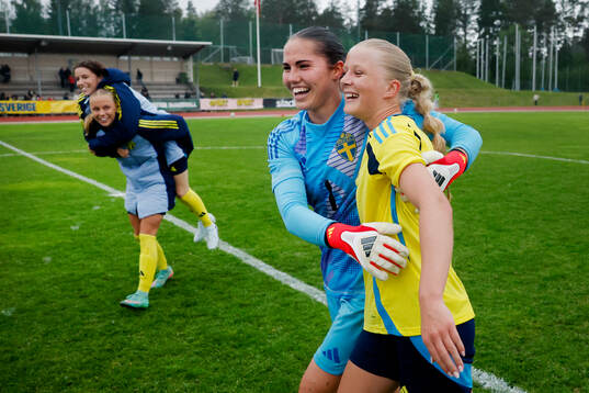 Rebecca Jakobsson and Emilia Redzter +sv celebrates