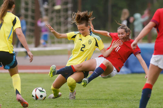 Angelina Klingberg of Sweden and Julie Steen of Norge