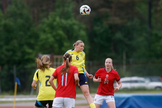 Ellie Junetoft of Sweden and Kaja Reber Askedal of Norge