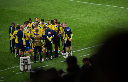Head coach Graham Potter of Sweden gathers with players at