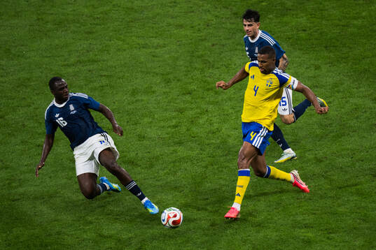 Isak Hien of Sweden against Andreas Tetteh and Lazaros Rota