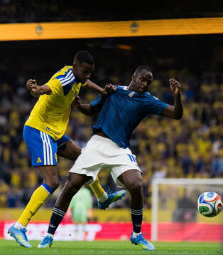 Alexander Isak of Sweden and Andreas Tetteh of Greece