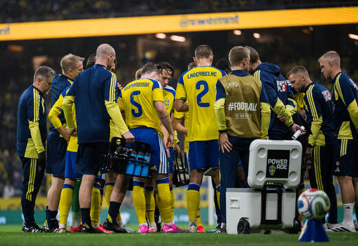 Players of Sweden at cooling break